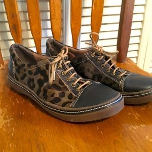 L'ARTISTE LIBBI-LEOPARD LACE-UP SHOE